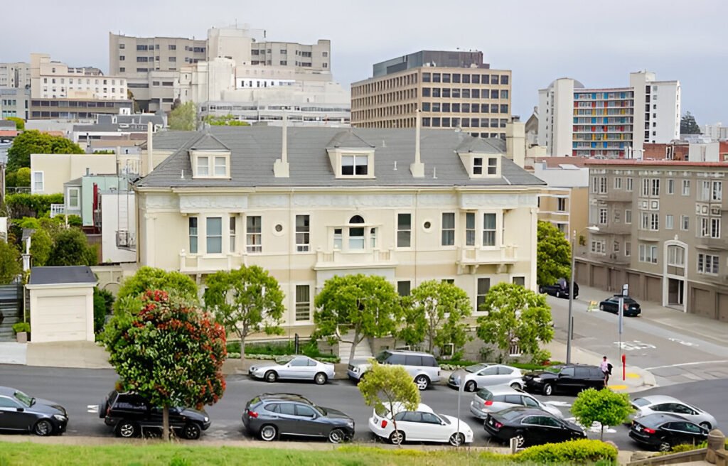Luxury boutique hotel in San Francisco with bay view