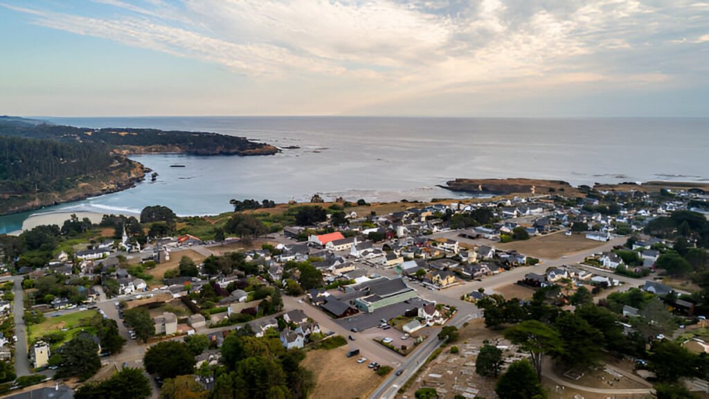 Mendocino –in Northern California near mountains Clifftop Victorian Paradise